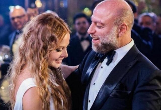 Özündən 17 yaş böyük ərindən boşandı - FOTOLAR